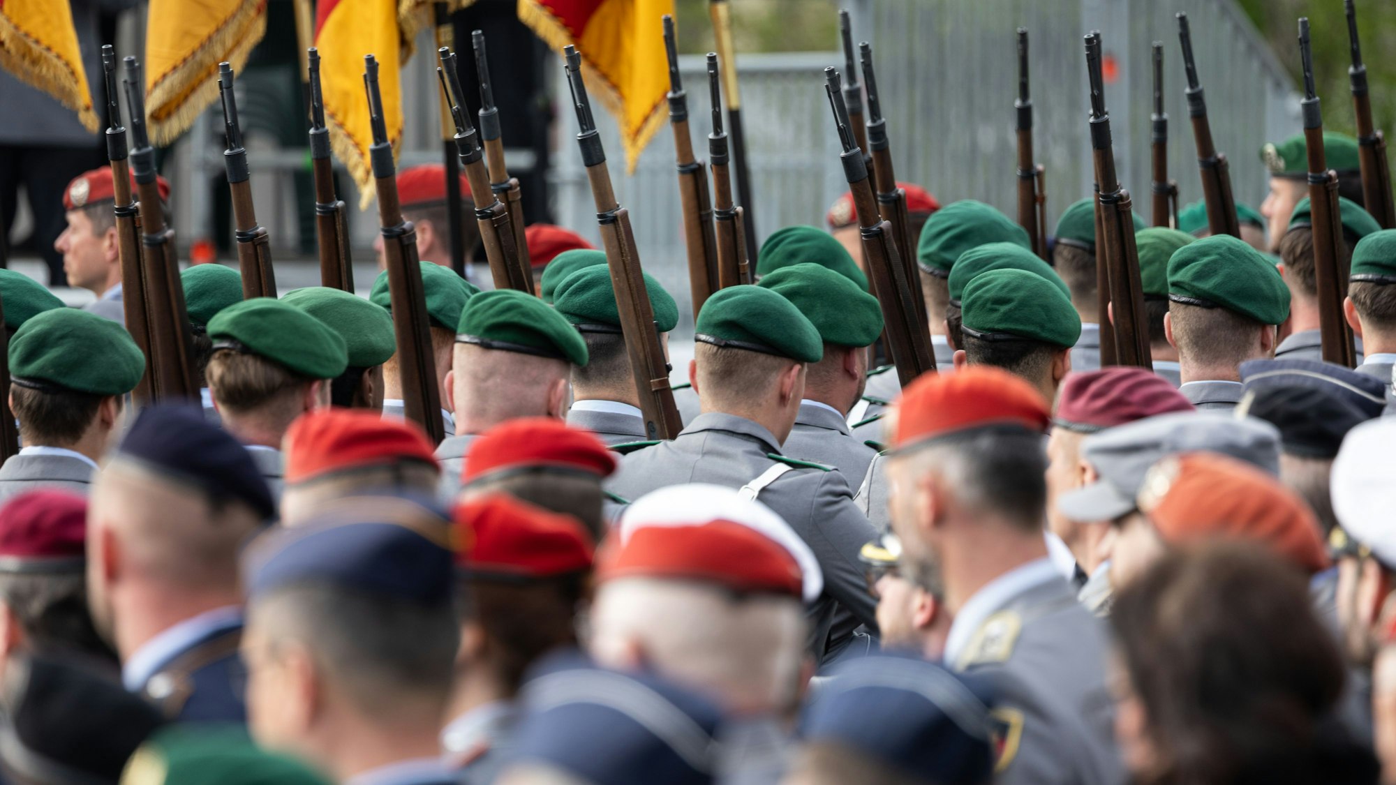 ARCHIV - 09.04.2025, Berlin: Soldaten laufen mit geschulterter Waffe während einer Veranstaltung. (zu dpa: «Umfrage: Große Mehrheit für Wiedereinführung der Wehrpflicht») Foto: Hannes P Albert/dpa +++ dpa-Bildfunk +++