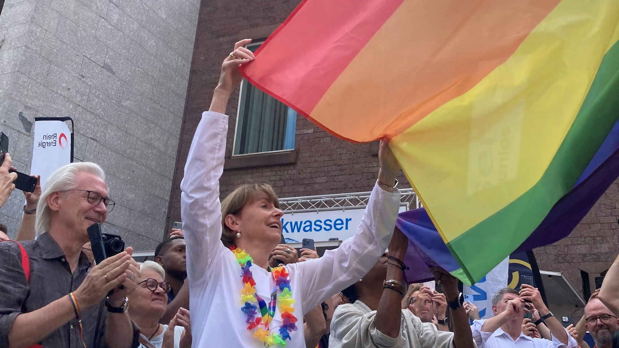 Oberbürgermeisterin Henriette Reker hisst die Regenbogenflagge vor dem Rathaus.