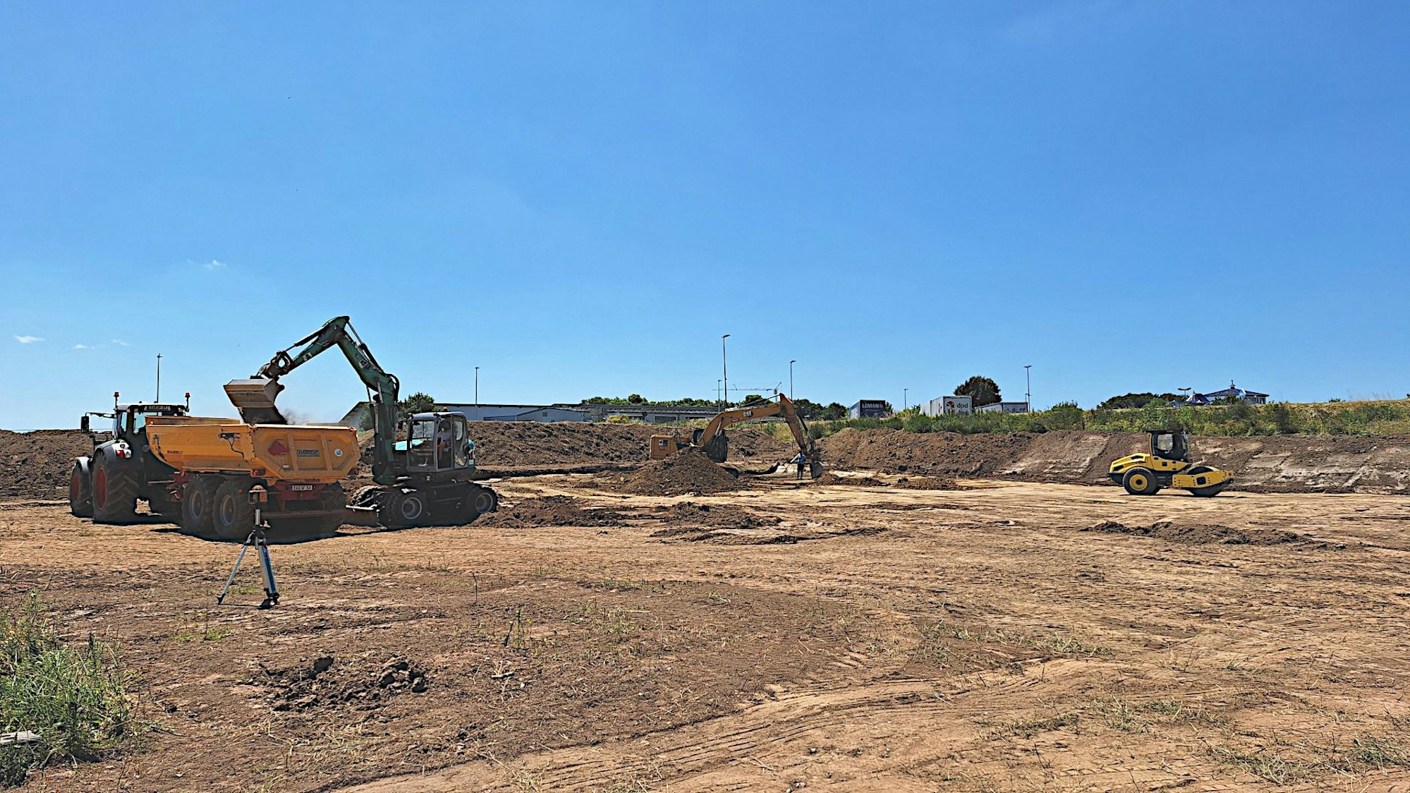 Auf der Baustelle der sechsten McDonalds-Filiale des Kreises Euskirchen sind schwere Maschinen im Einsatz. Das Bild zeigt Bagger und Lkw.