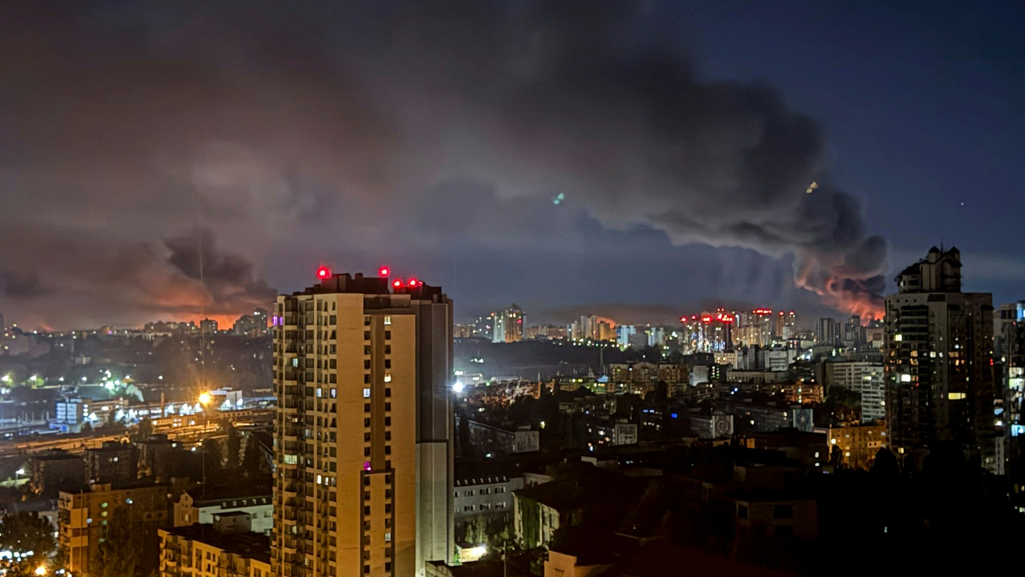 Ukraine, Kiew: Rauch steigt nach einem russischen Angriff auf Kiew auf.