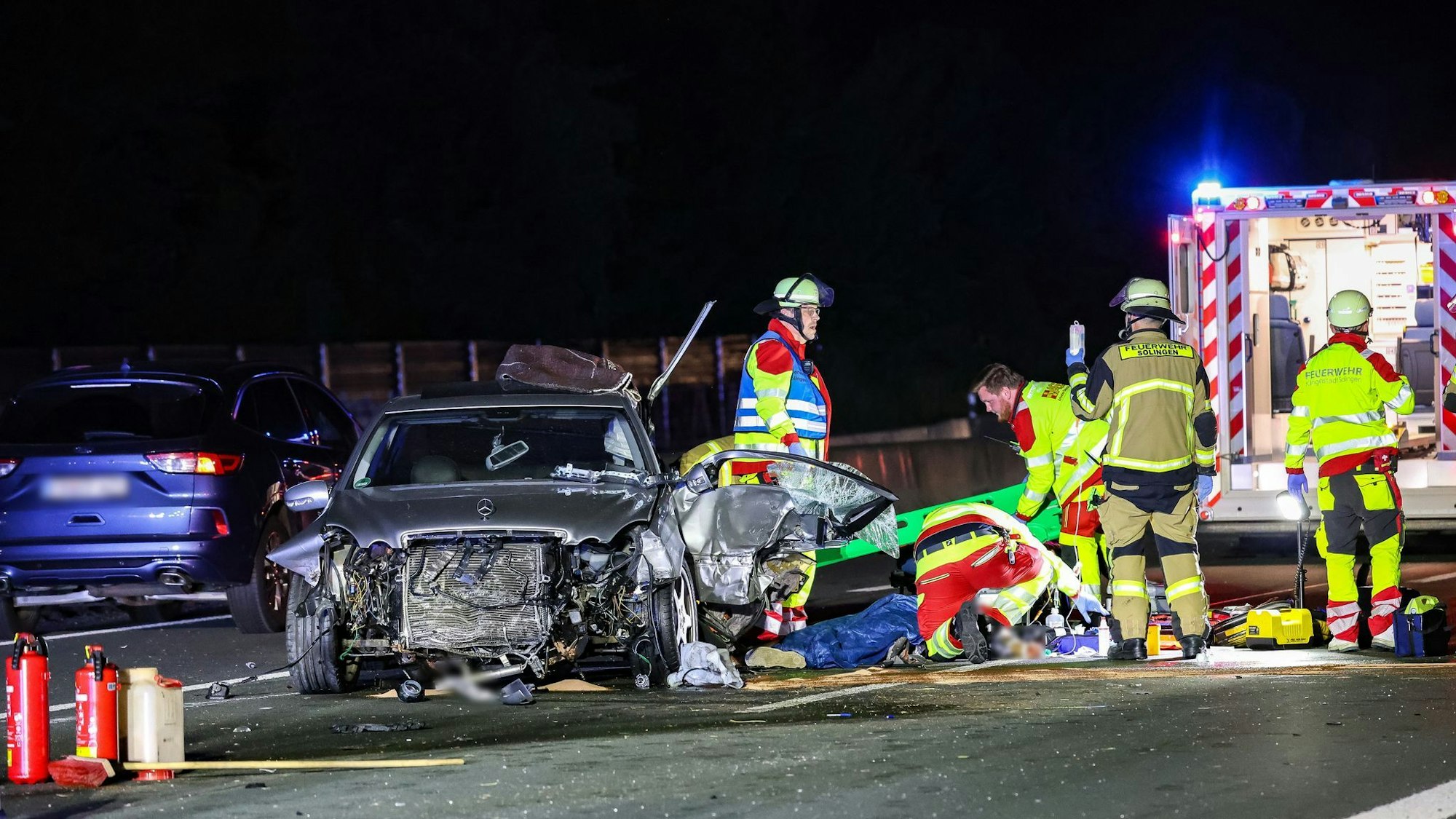 Laut der Feuerwehr überschlug sich ein Fahrzeug auf der A3 bei Solingen, ein weiteres Auto wurde schwerbeschädigt.