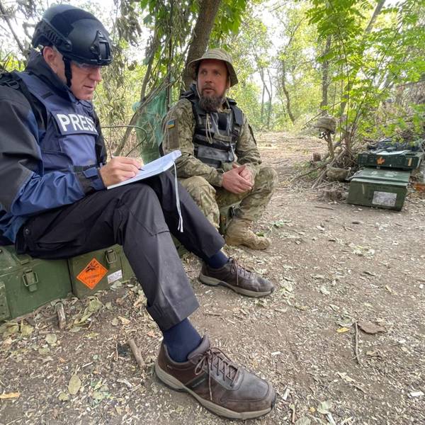 Der Gummersbacher Florian Hassel im September 2024 bei einem Interview bei der 100. Brigade der ukrainischen Armee in der Ostukraine.