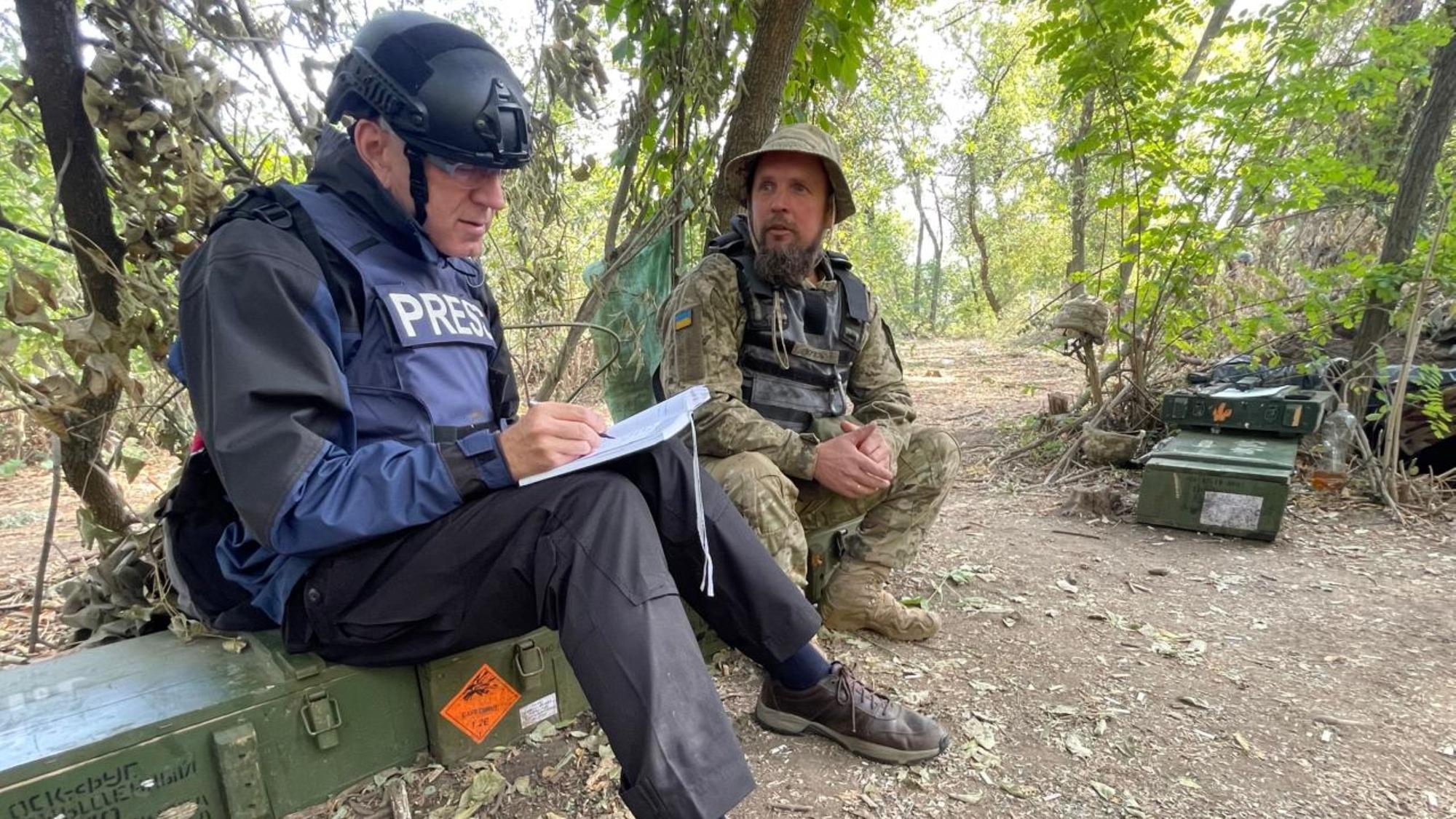 Der Gummersbacher Florian Hassel im September 2024 bei einem Interview bei der 100. Brigade der ukrainischen Armee in der Ostukraine.