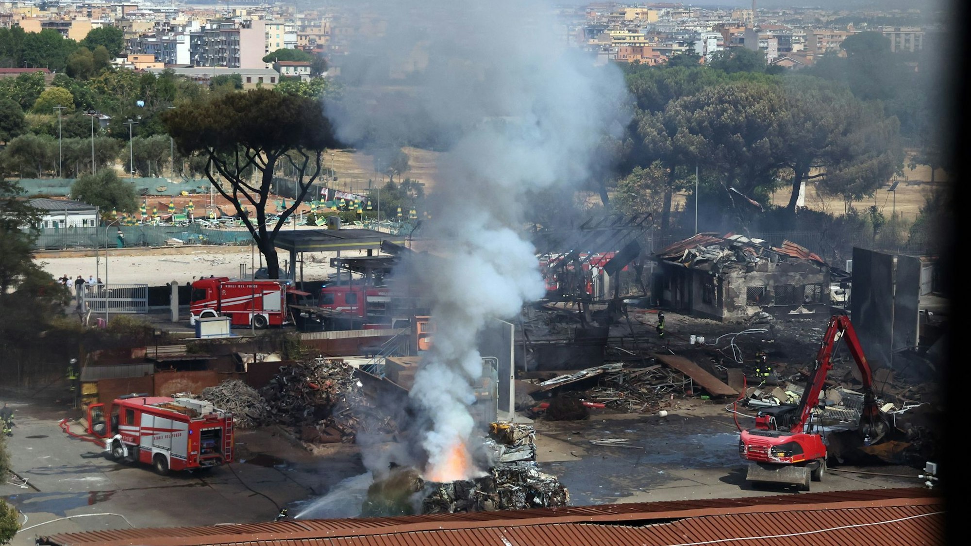 Neben der Tankstelle befindet sich ein Sportzentrum mit einem Tennisplatz, das durch die Explosion schwer beschädigt wurde.