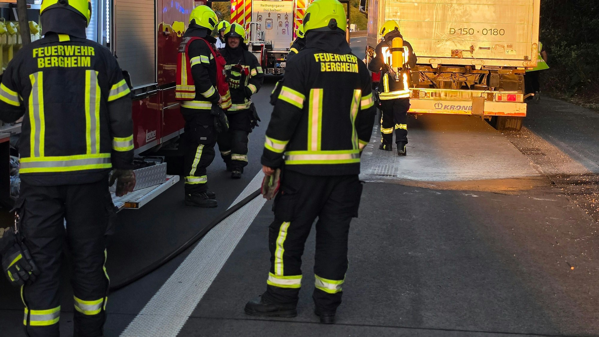 Feuerwehrleute kühlten auf der A61 bei Bergheim die heiß gelaufene Bremse eines Lkw.