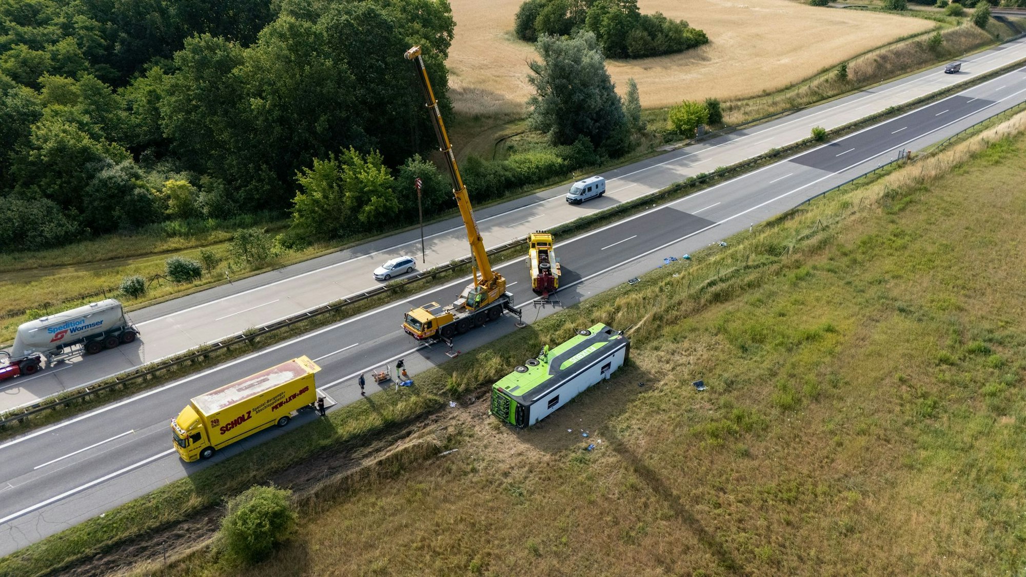 Ein Flixbus ist von der Fahrbahn abgekommen und auf die Seite gekippt.