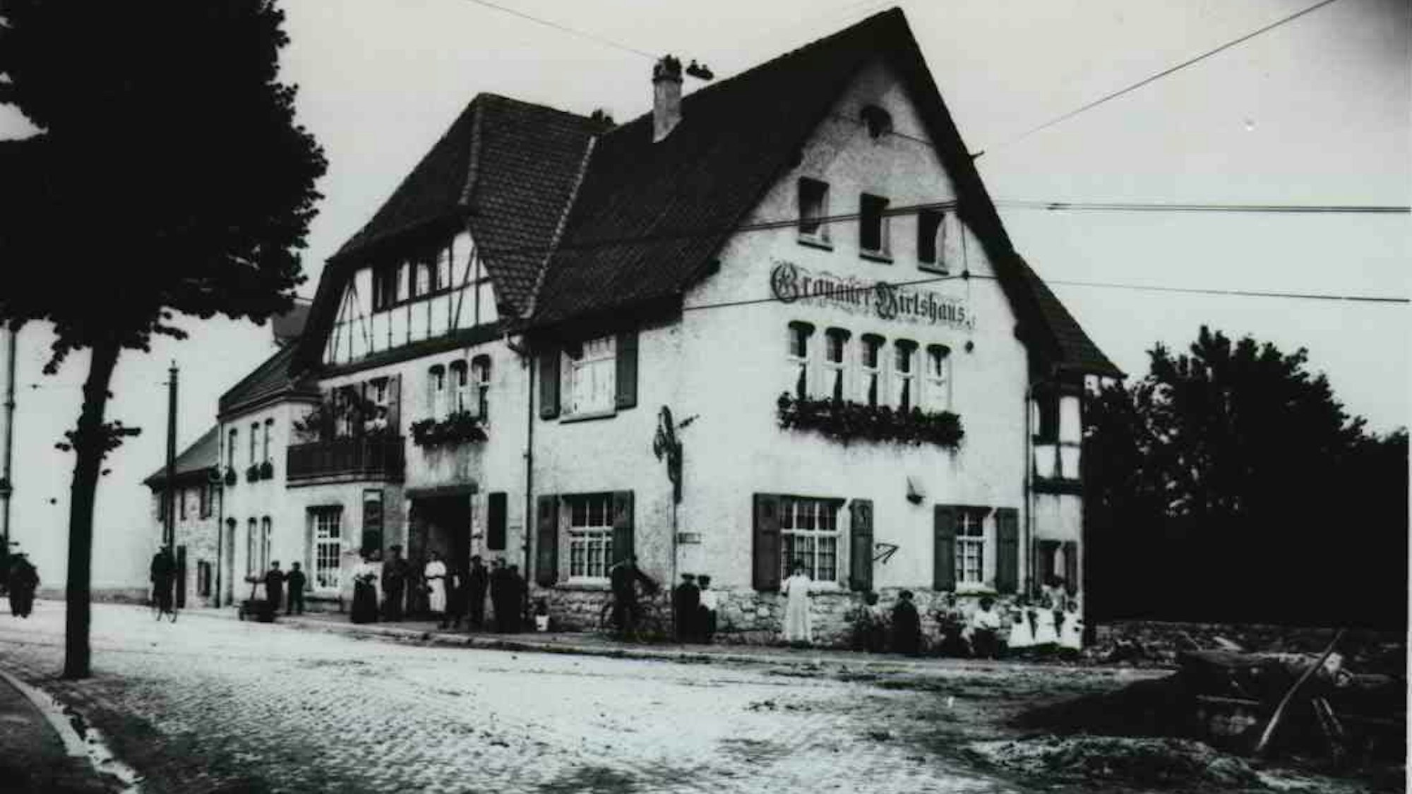 Das Gronauer Wirtshaus in Bergisch Gladbach auf der historischen Aufnahme vermutlich aus dem Jahr 1908.