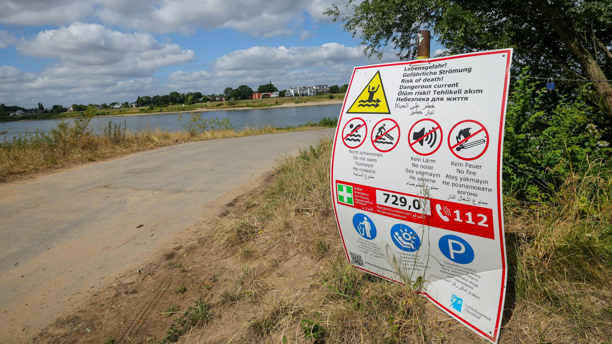 Ein Schild an Rheinkilometer 729 in Himmelgeist warnt vor Lebensgefahr im Rhein durch gefährliche Strömung. Das Warnschild steht in Nähe der Stelle, an der am Mittwochabend ein sechs Jahre alter Junge abgetrieben wurde.