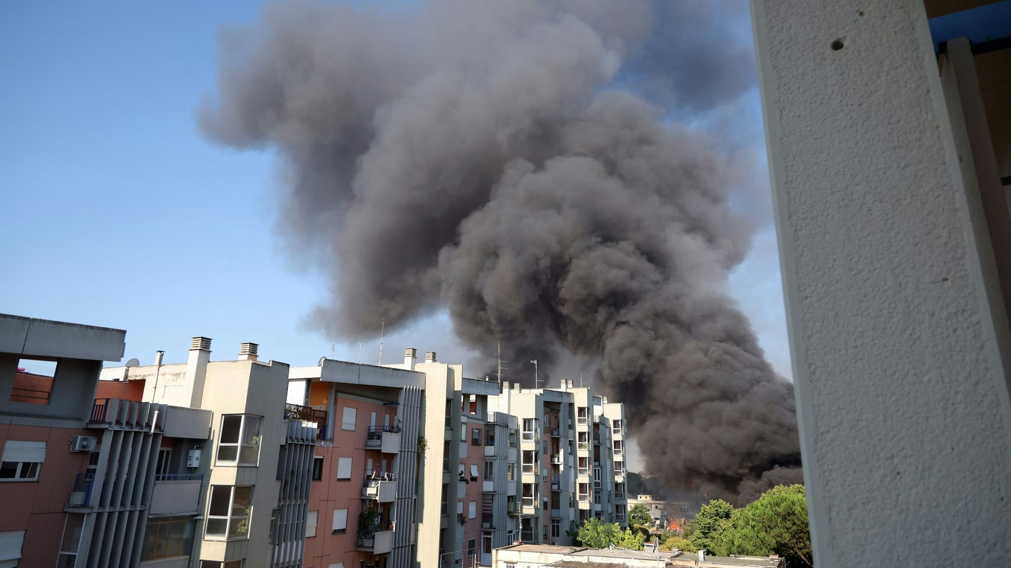 Bei der Explosion ist eine schwarze Rauchwolke zu sehen - die Stadt Rom hat die Bürger aufgerufen, die Fenster geschlossen zu halten.