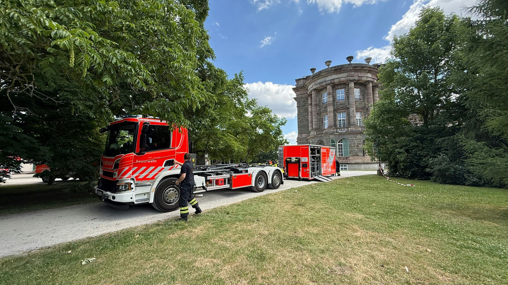 Die Feuerwehr ist am Schloss Wilhelmshöhe im Einsatz, nachdem im Museums-Archiv giftige Gase ausgetreten sind. Das Museum wurde geräumt.