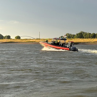 Die Feuerwehr suchte mit Rettungsbooten nach den Vermissten im Rhein.