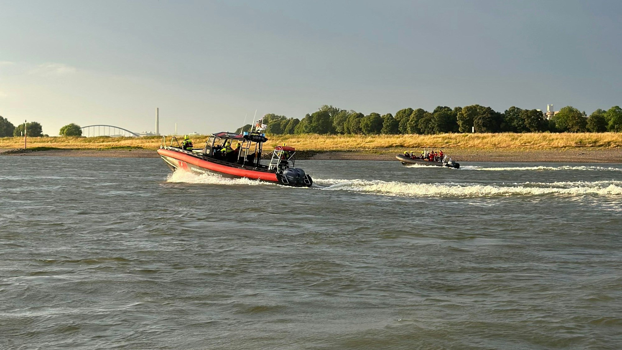 Die Feuerwehr suchte mit Rettungsbooten nach den Vermissten im Rhein.