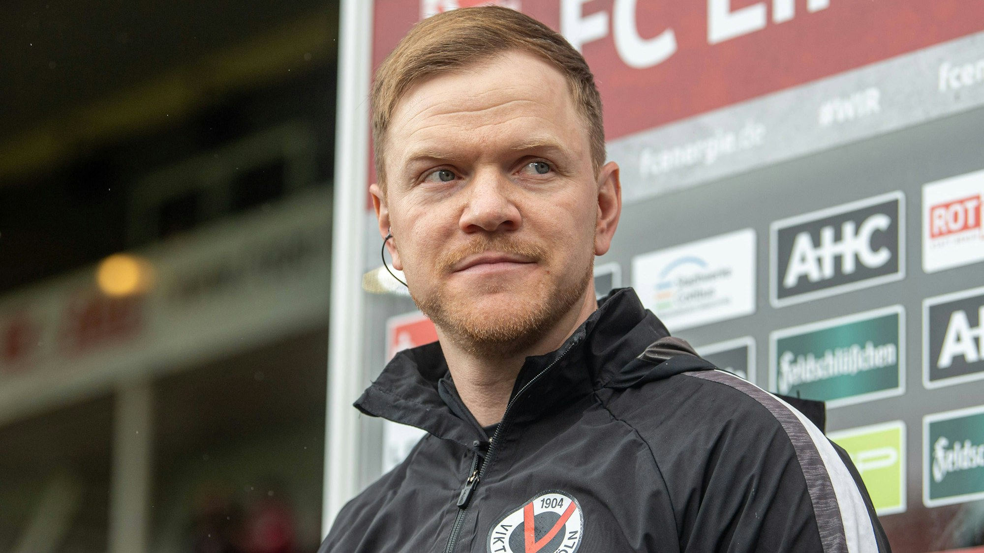 Fussball, Herren, Saison 2024/2025, 3. Liga 34. Spieltag, FC Energie Cottbus - FC Viktoria Köln 1904, Co-Trainer Marian Wilhelm Viktoria Köln, 19.04. 2025, *** Soccer, Men, Season 2024 2025, 3 Liga 34 Matchday , FC Energie Cottbus FC Viktoria Köln 1904, Co Coach Marian Wilhelm Viktoria Köln , 19 04 2025, Copyright: xSebastianxRäppold/MatthiasxKochx