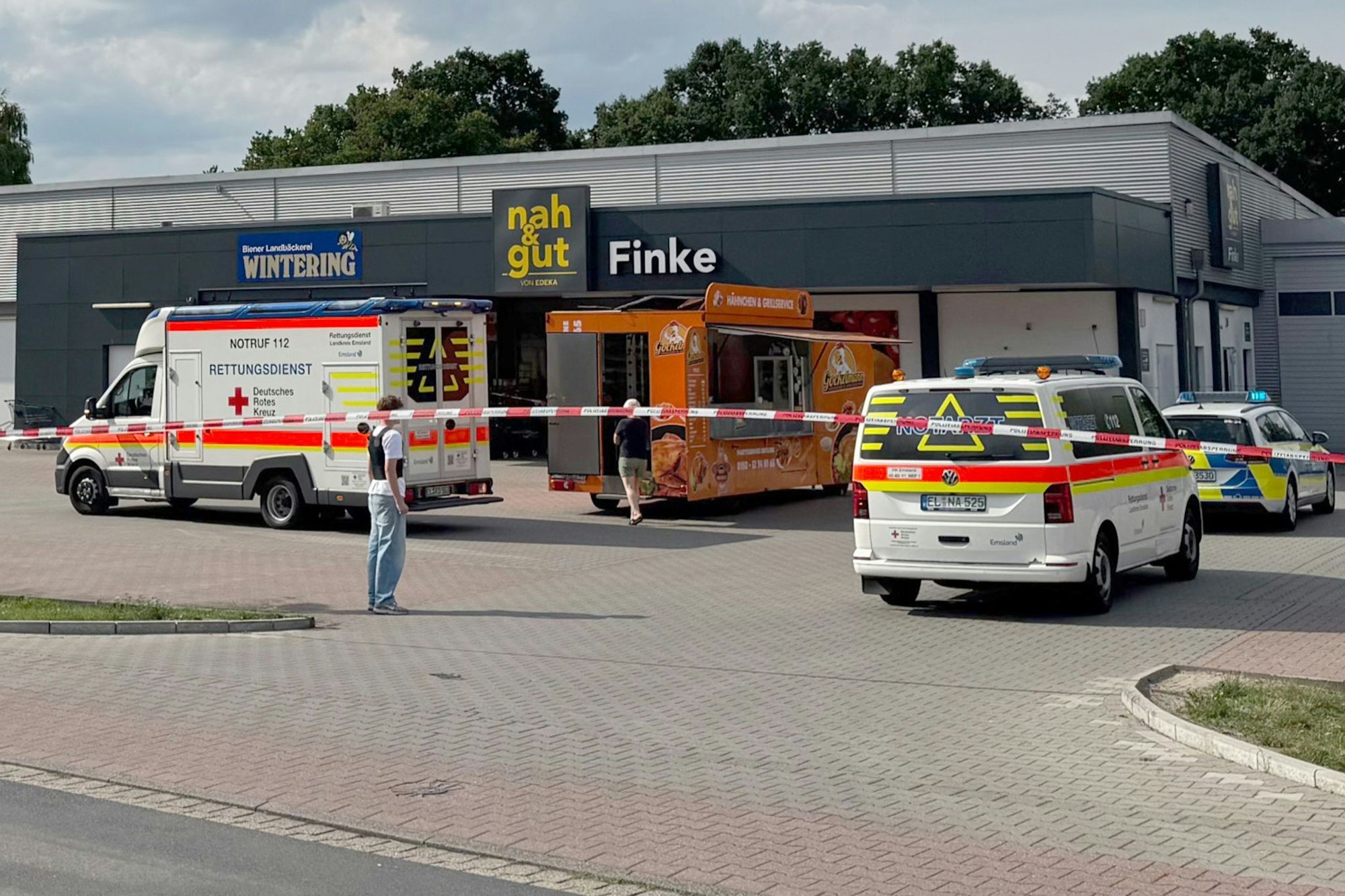 Ein Mensch wurde bei einem Angriff im Emsland lebensgefährlich verletzt.