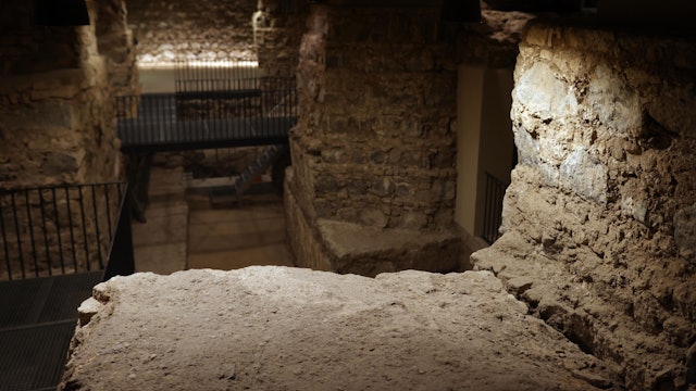 Massive Fundamente tragen im Untergrund die Pfeiler des Kölner Doms.