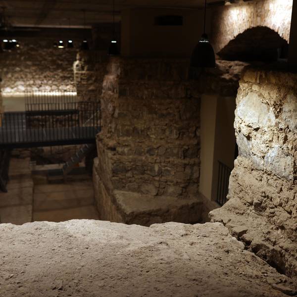 Massive Fundamente tragen im Untergrund die Pfeiler des Kölner Doms.