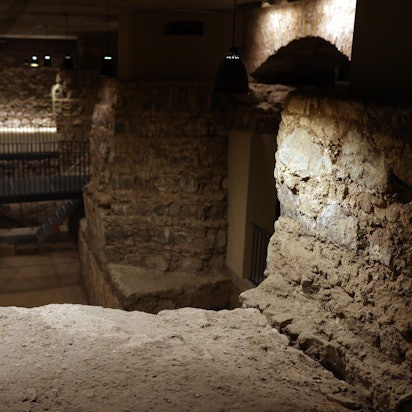 Massive Fundamente tragen im Untergrund die Pfeiler des Kölner Doms.