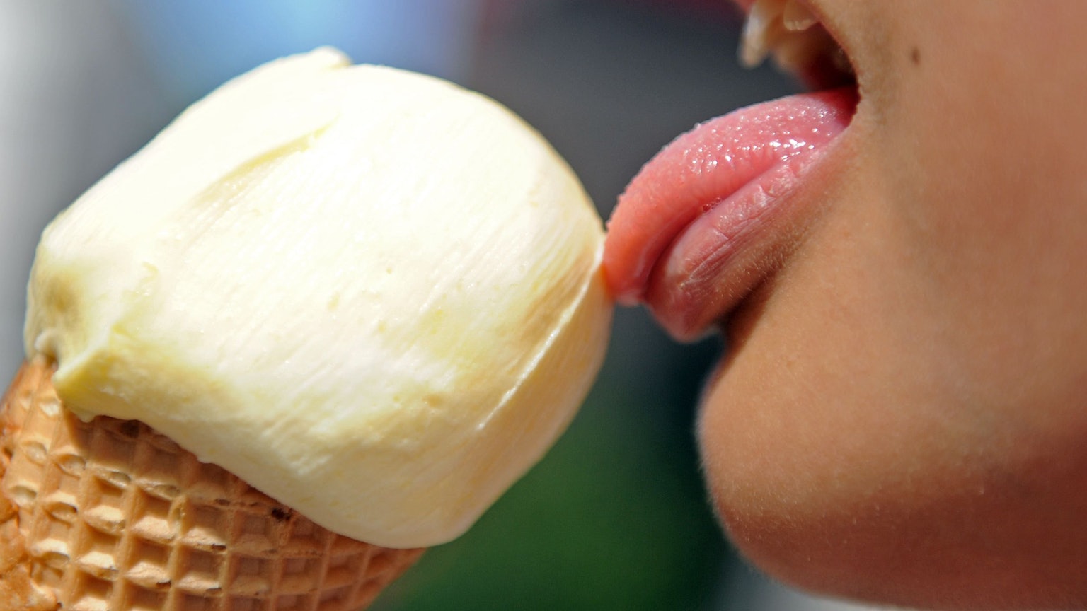 Eine Person ist eine Kugel Eis.