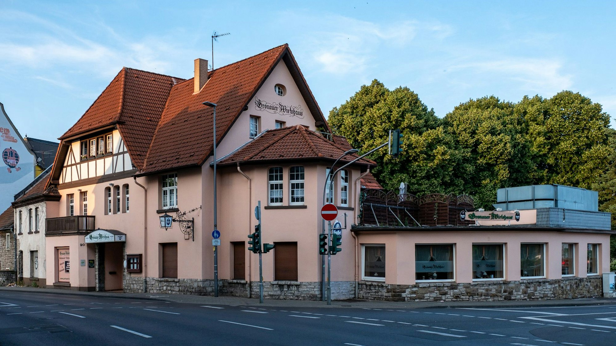 Das Gronauer Wirtshaus in Bergisch Gladbach heute: deutlich sind die Anbauten zu erkennen.