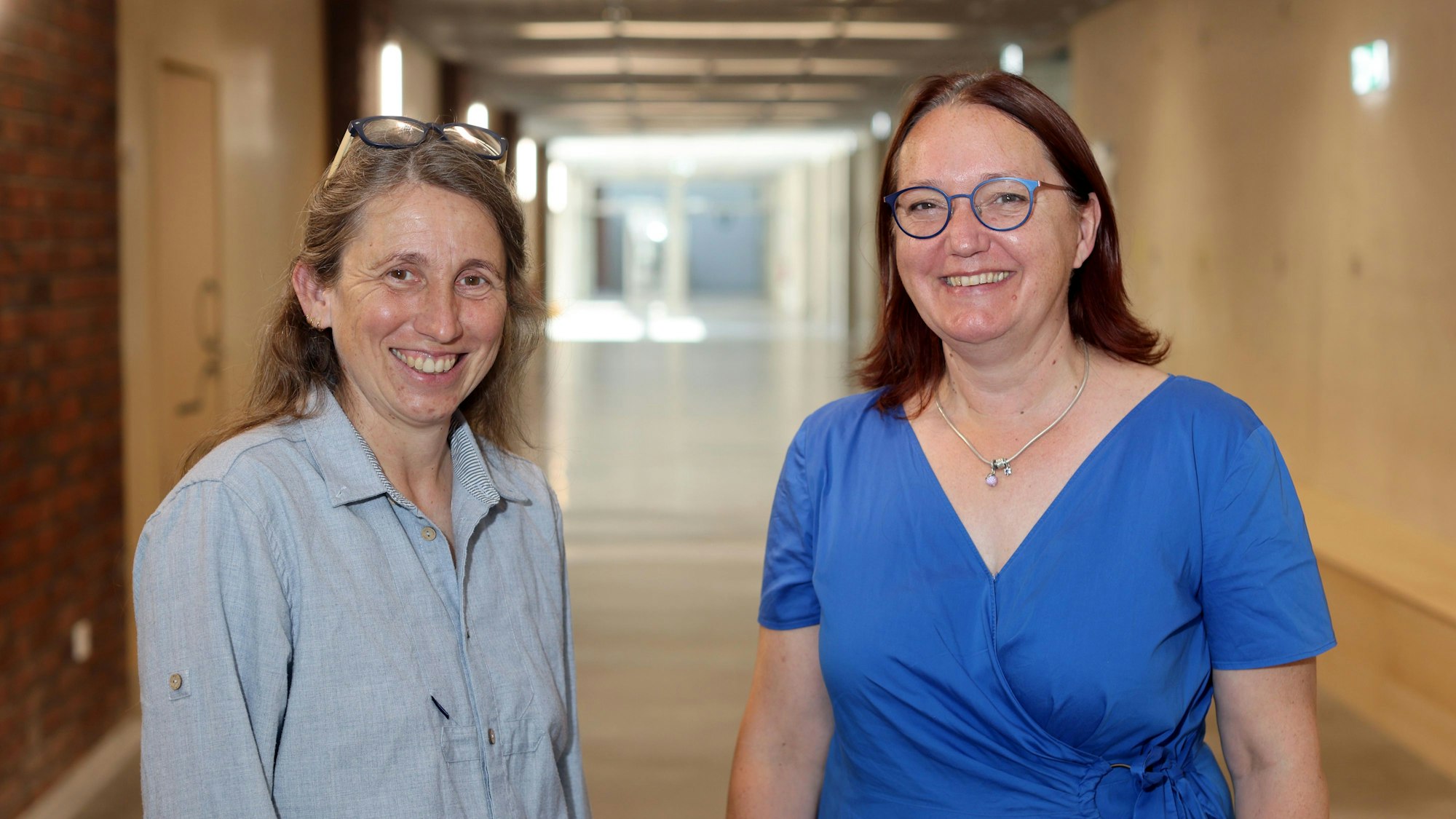 Gesamtschulleiterin Carina Quirmbach (52) und die Grundschulleiterin Marion Wilmhoff (54) im Neubau des Bildungscampus'