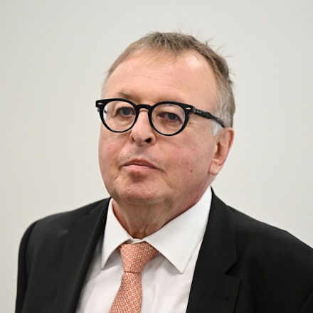 ARCHIV - 08.07.2022, Rheinland-Pfalz, Mainz: Jürgen Pföhler (CDU), ehemaliger Landrat des Kreises Ahrweiler, ist auf dem Weg in den Untersuchungsausschuss des Landtags Rheinland-Pfalz zur Flutkatastrophe, wo er als Zeuge geladen ist. Der Untersuchungsausschuss befasst sich mit der Frage, ob die extreme Wetterlage vorhersehbar war und wieso es zu einer solchen Zerstörung mit mindestens 135 Toten und Hunderten Verletzten kommen konnte. (zu dpa: «Ex-Landrat droht nach Ahrflut Entzug des Ruhegehalts») Foto: Arne Dedert/dpa +++ dpa-Bildfunk +++