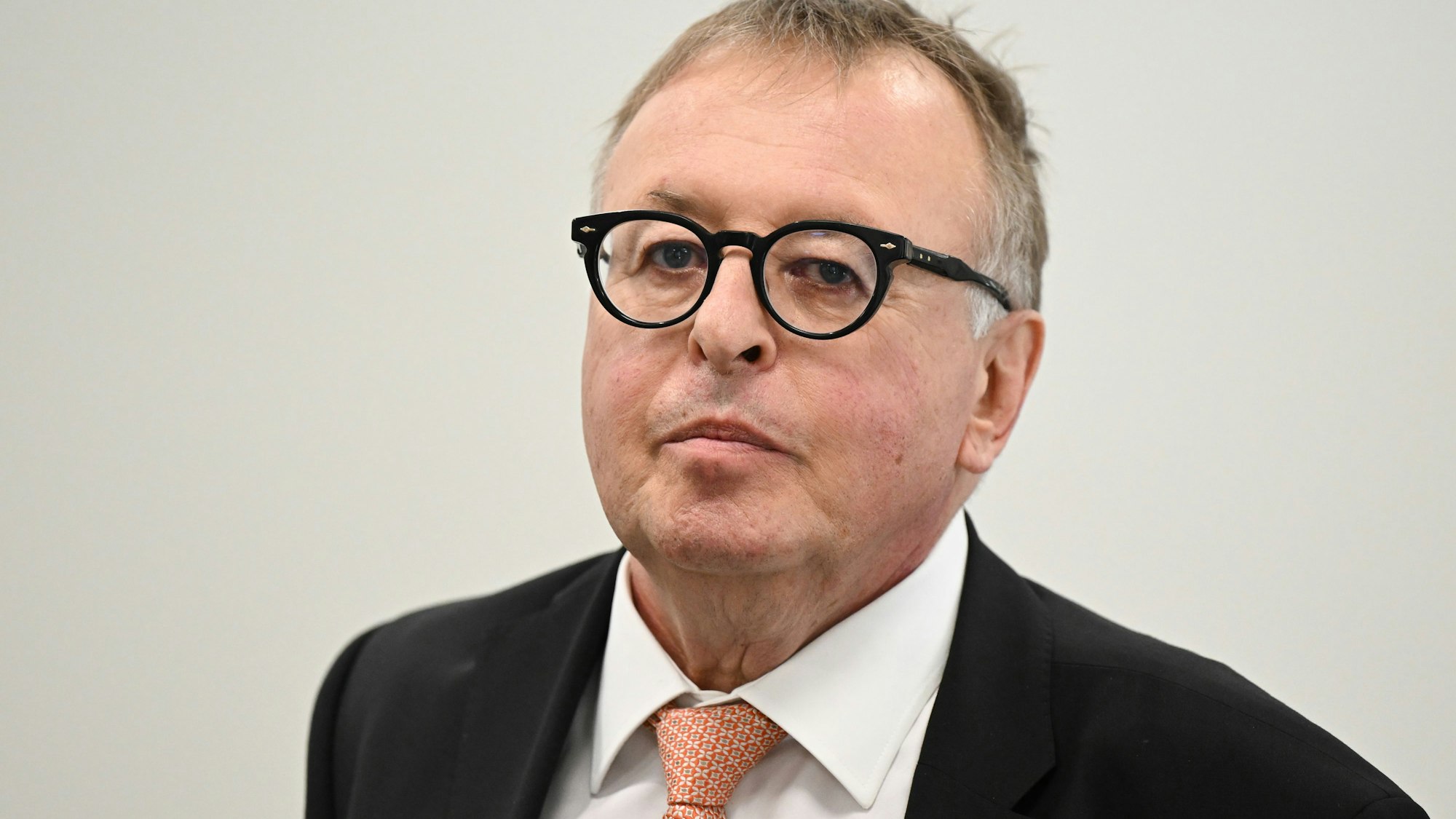 Jürgen Pföhler (CDU), ehemaliger Landrat des Kreises Ahrweiler, auf dem Weg in den Untersuchungsausschuss des Landtags Rheinland-Pfalz.