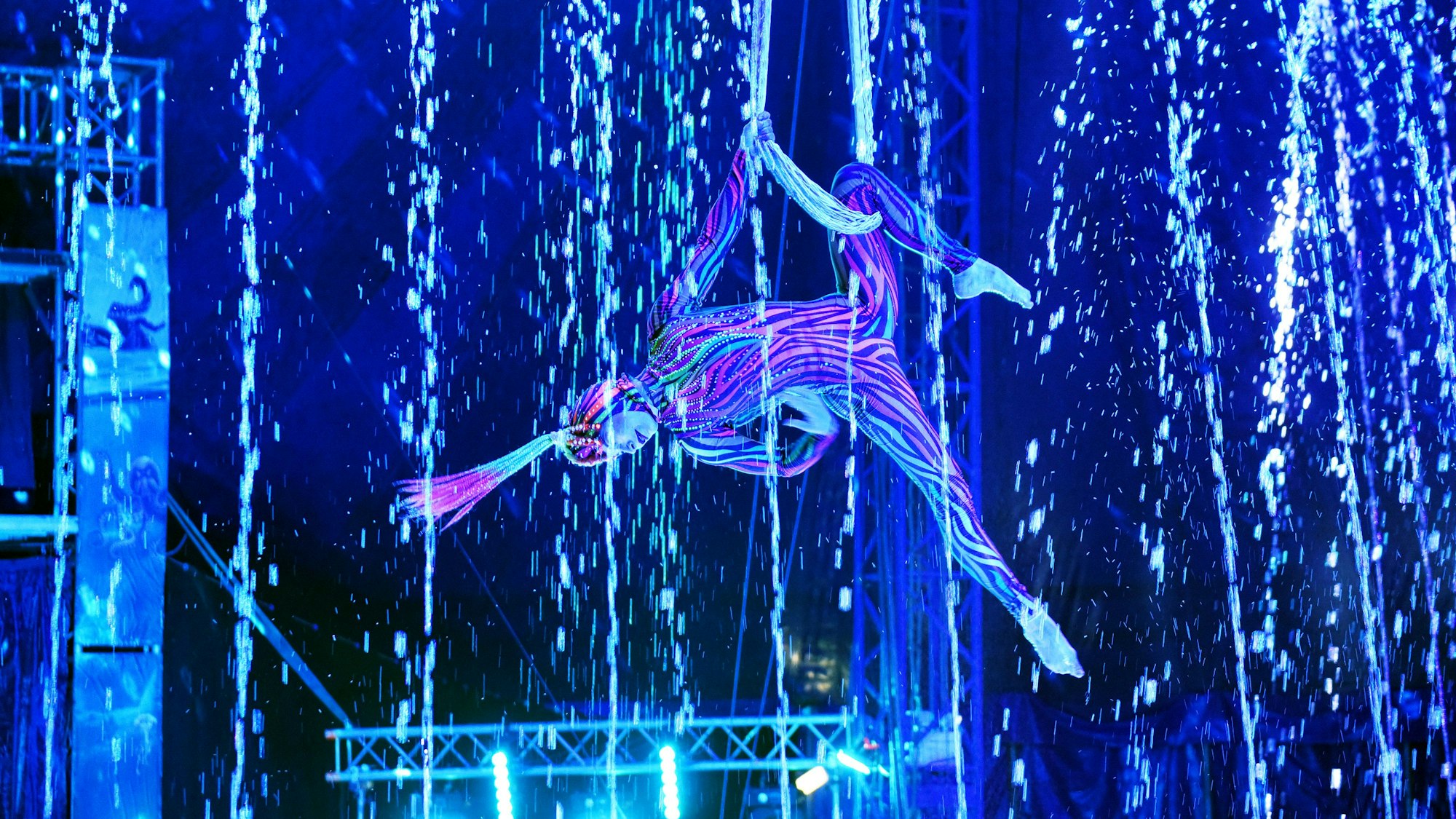 Vom Wasser aus steigen die Akrobaten des Zirkus in die Lüfte und bringen die Zuschauer mit ihren Nummern zum Staunen.