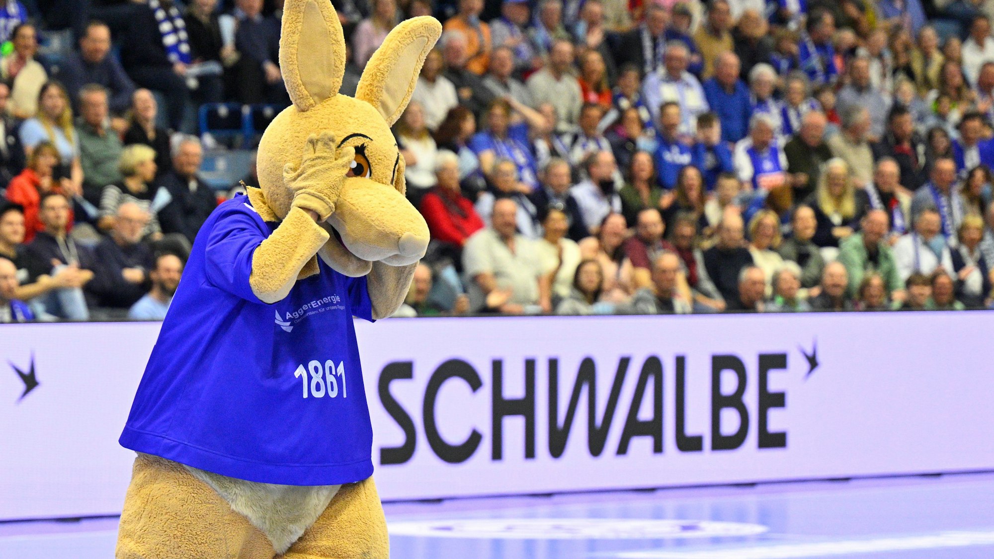 Zu sehen ist das Maskottchen des VfL Gummersbach in der Schwalbe-Arena.