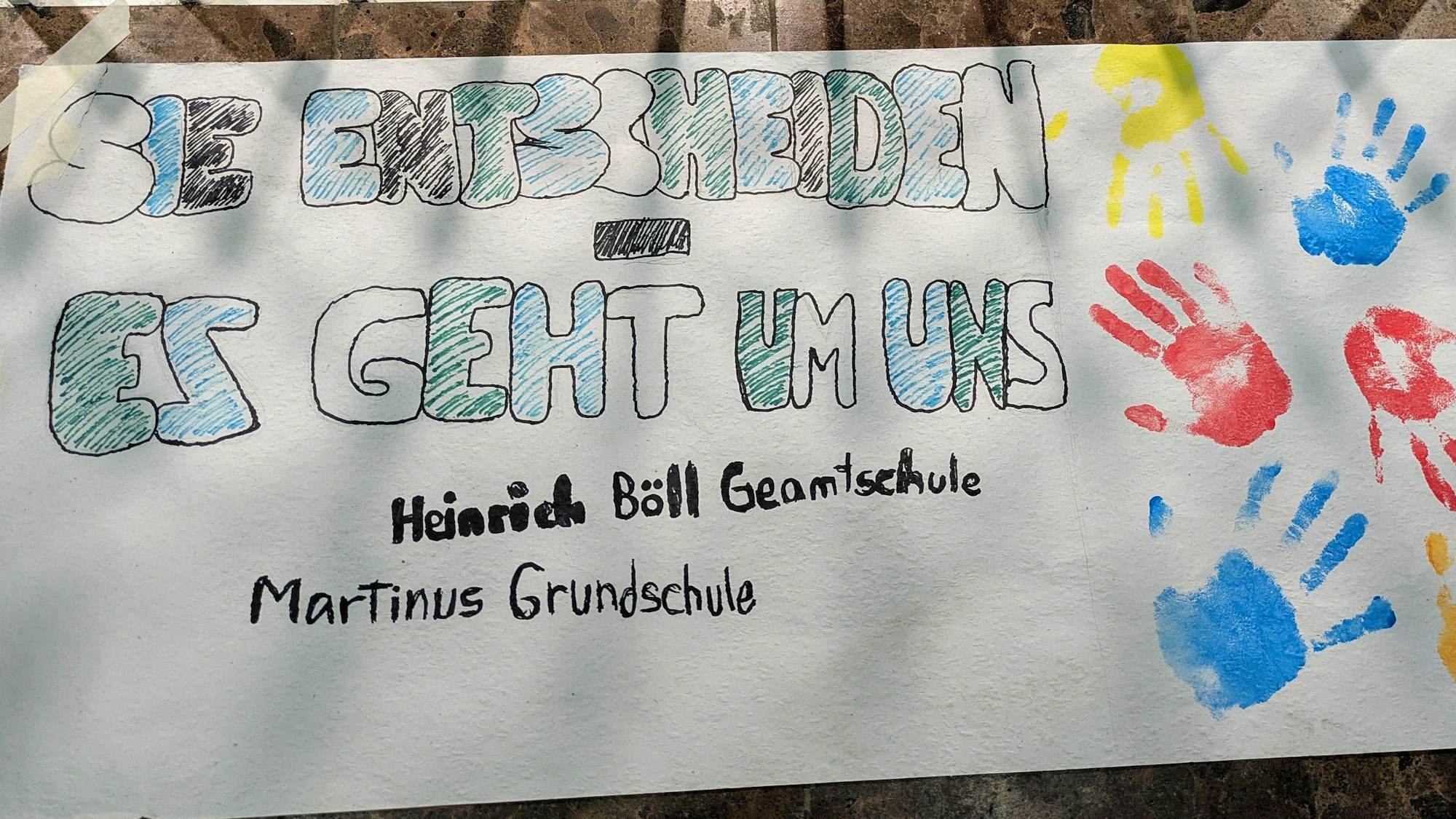 „Sie entscheiden - es geht um uns“ steht auf einem Plakat der Schüler.