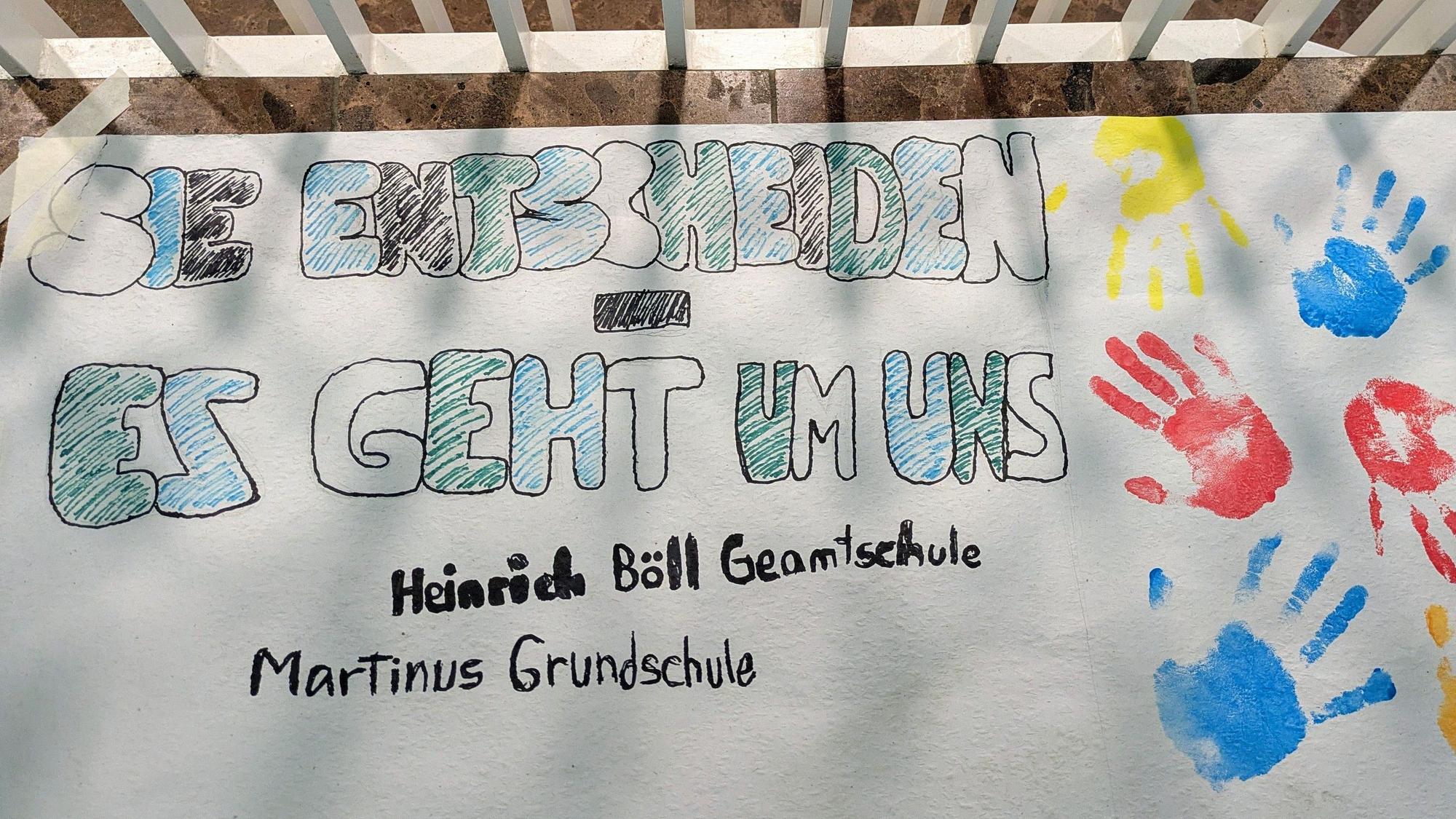 Ein Plakat von Schülern, die im Sommer vor dem Rathaus Bornheim demonstriert hatten.