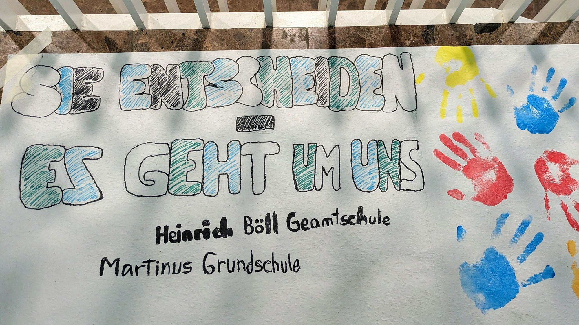Ein Plakat von Schülern, die im Sommer vor dem Rathaus Bornheim demonstriert hatten.