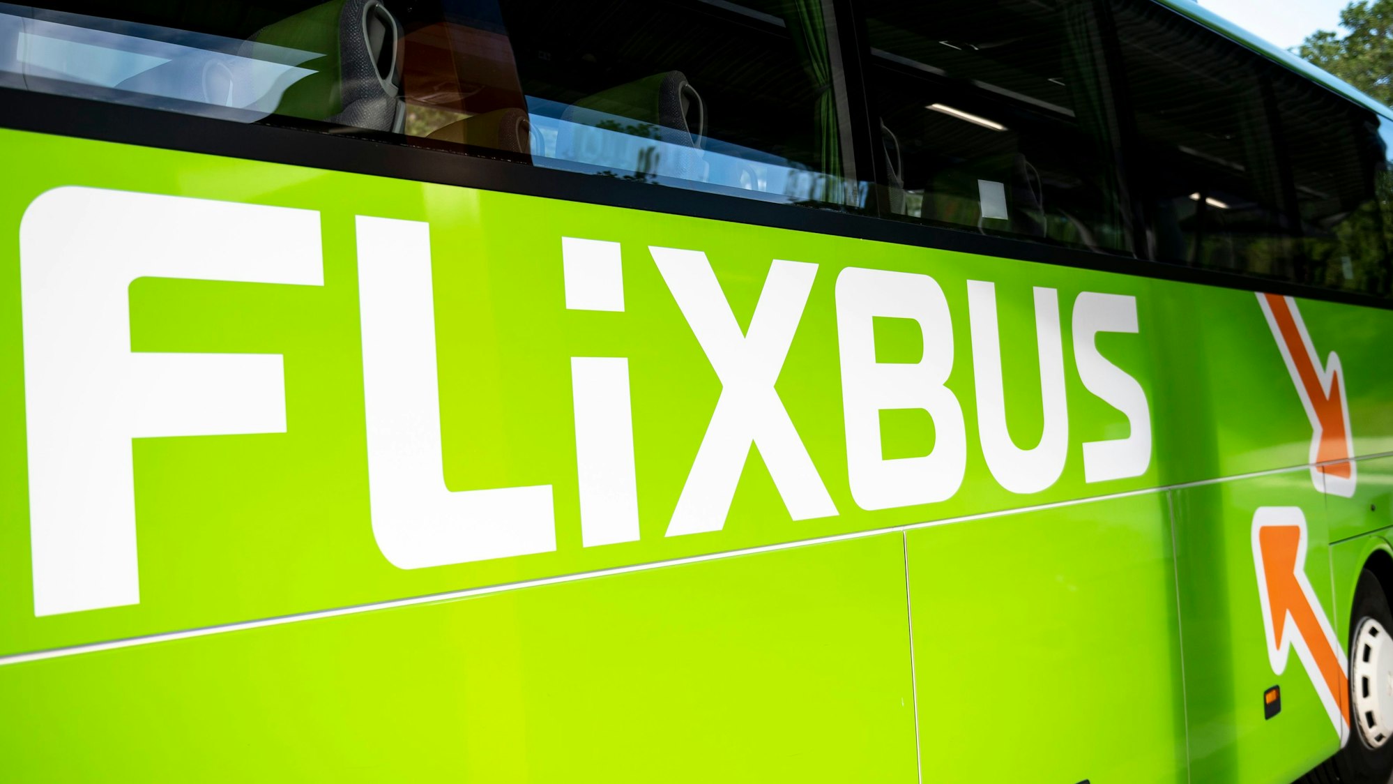 Ein Flixbus steht an einem Bahnhof. (Symbolbild)