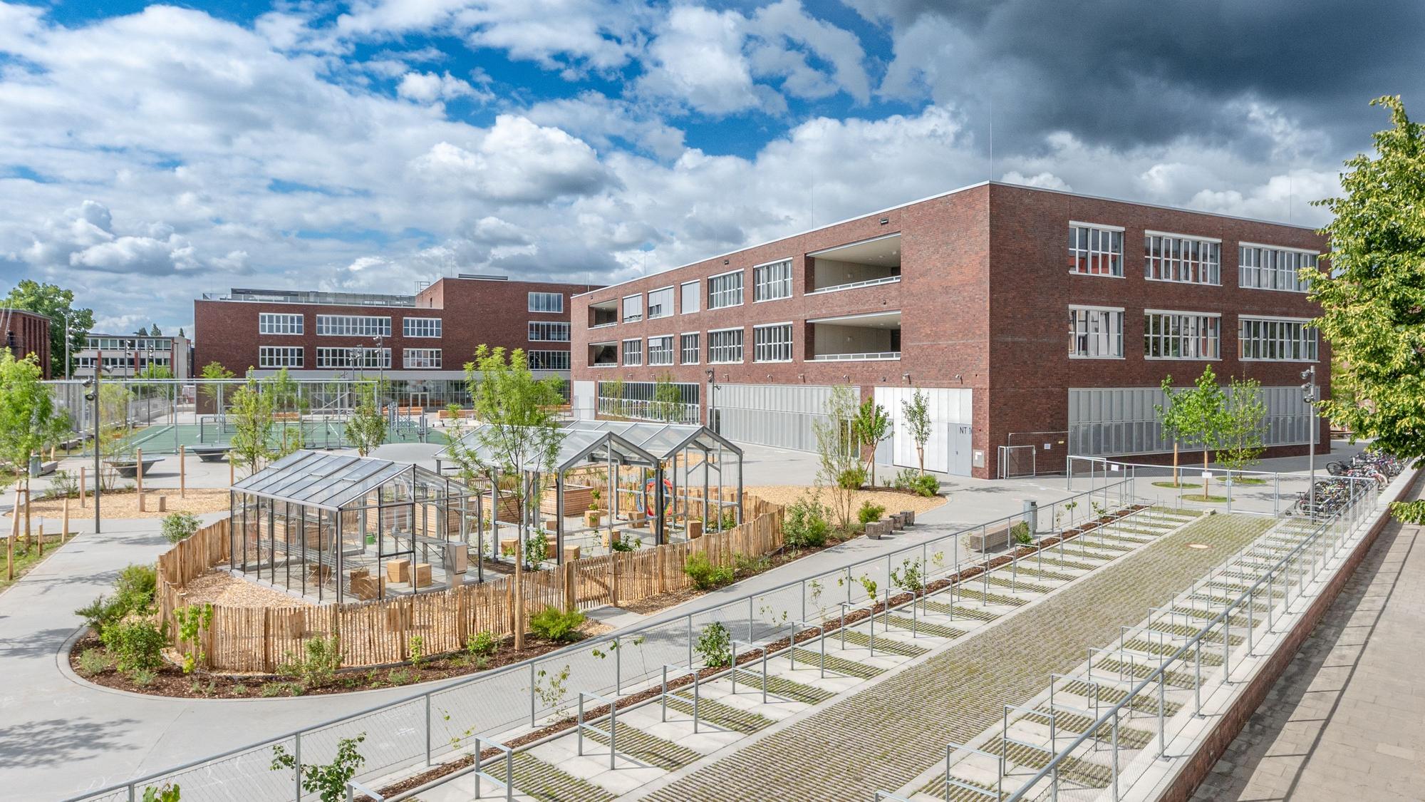 Mit Gewächshäusern auf dem Schulhof bietet der Bildungscampus einen besonderen Anblick in Kalk.