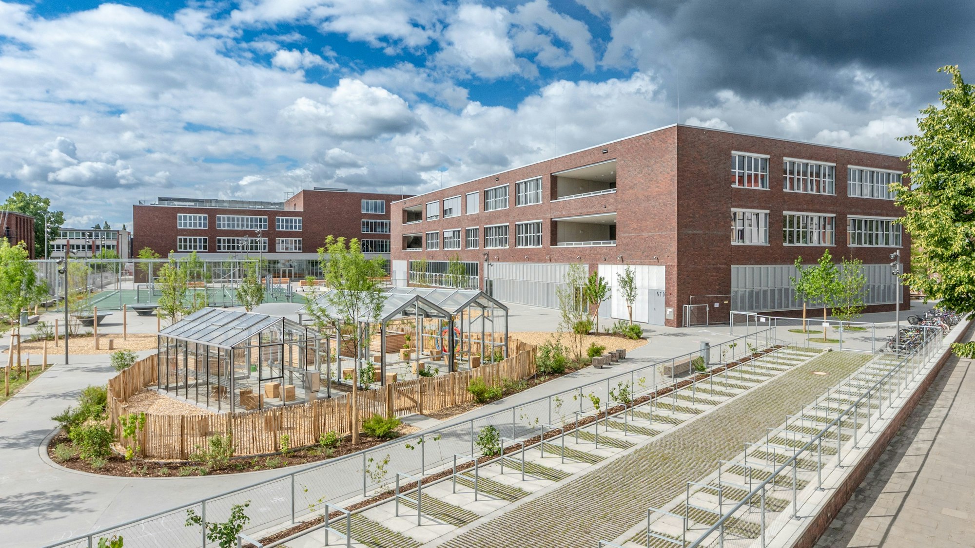 Mit Gewächshäusern auf dem Schulhof bietet der Bildungscampus einen besonderen Anblick in Kalk.