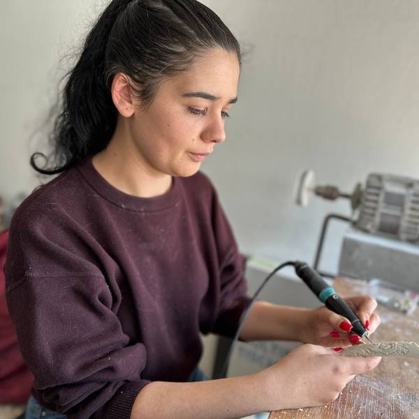 Eine Frau fertigt Reproduktionen für Museen und Modeschmuck aus Knochen.