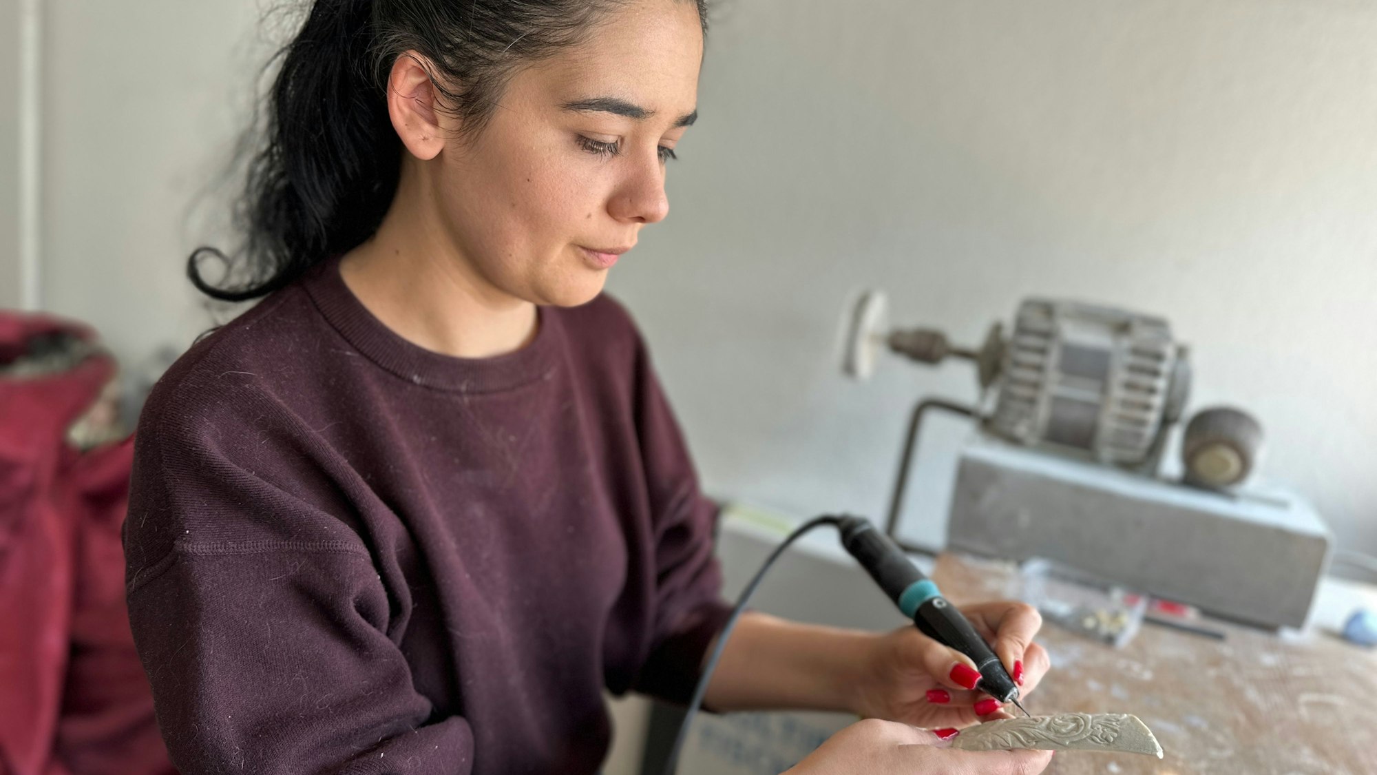 Eine Frau fertigt Reproduktionen für Museen und Modeschmuck aus Knochen.