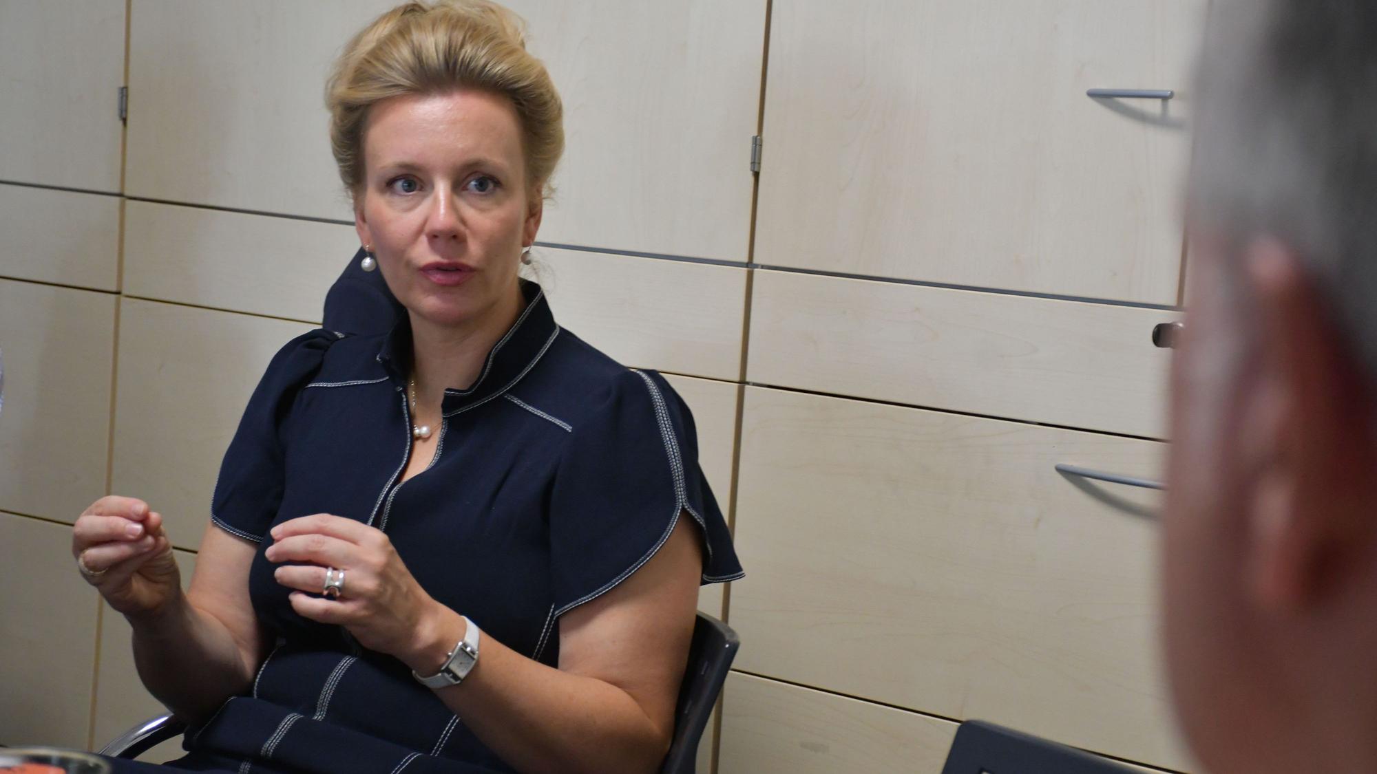 Ina Brandes besucht am Tag der „Dritten Orte“ mehrere Kultureinrichtungen in der Region.