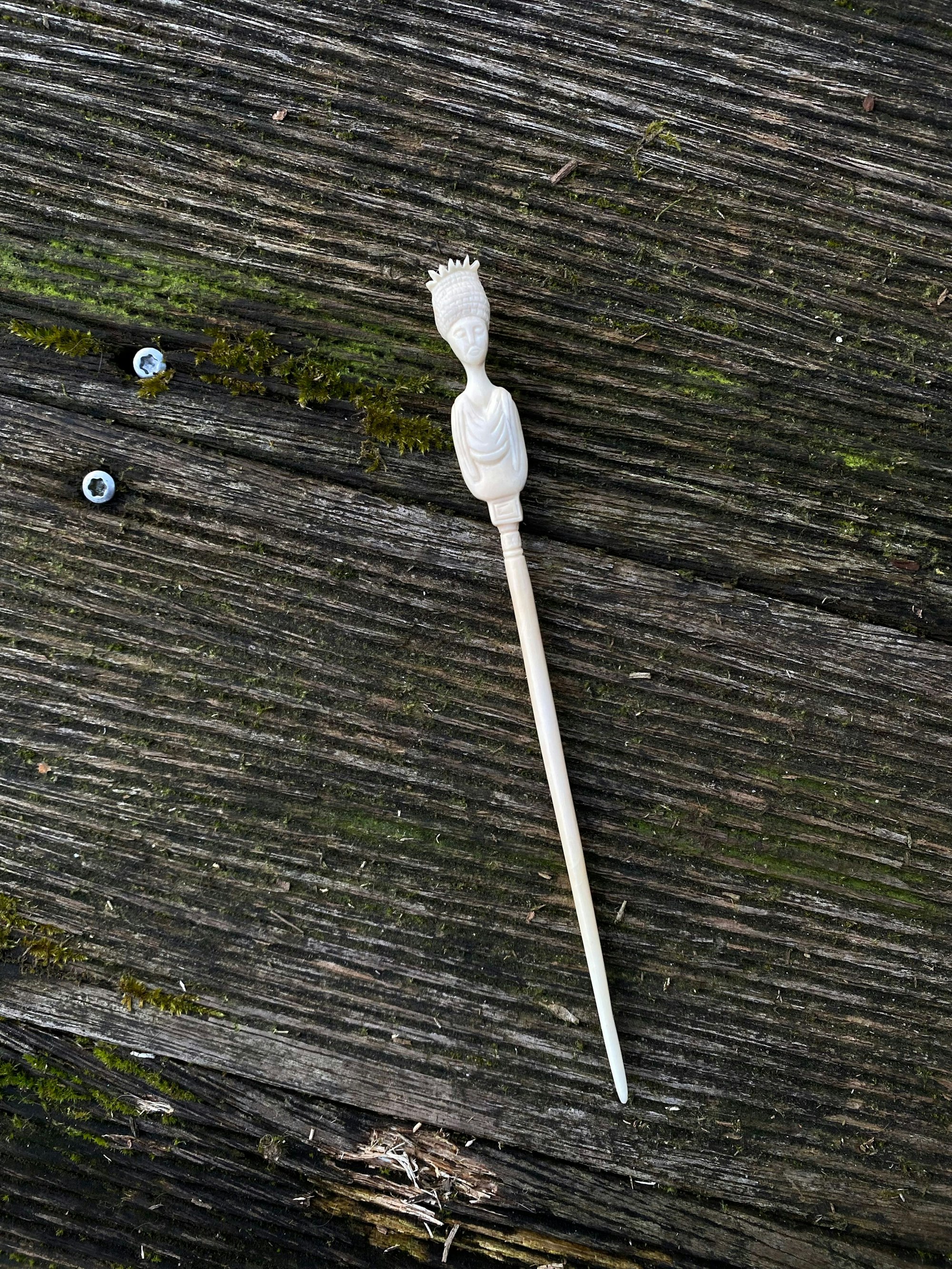 Eine 19 Zentimeter lange Haarnadel-Reproduktion aus Rinderknochen.