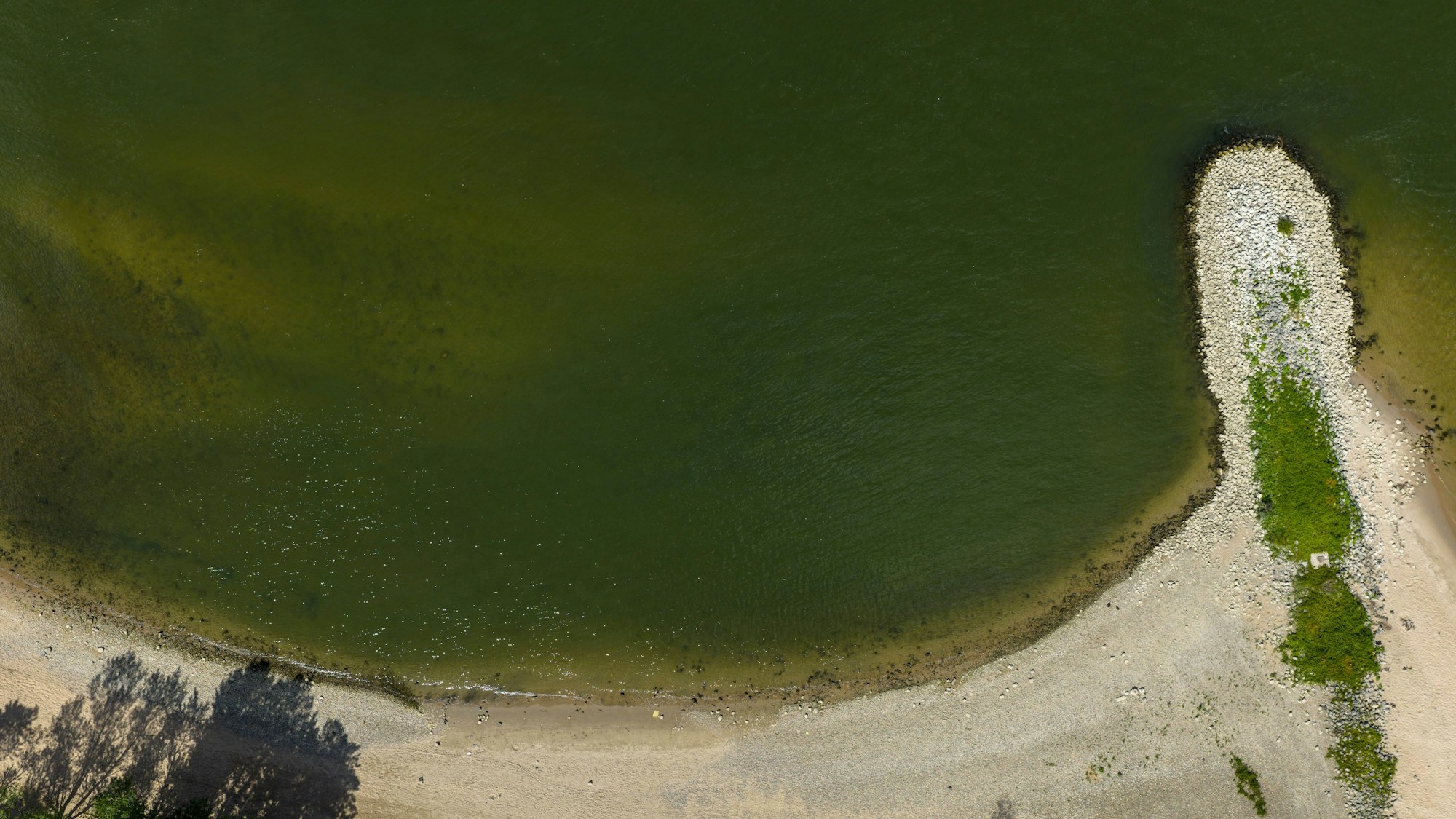 An diesem kleinen Strandabschnitt bei Rheinkilometer 729 in Himmelgeist ist am Mittwoch ein sechs Jahre alter Junge im Rhein abgetrieben worden.