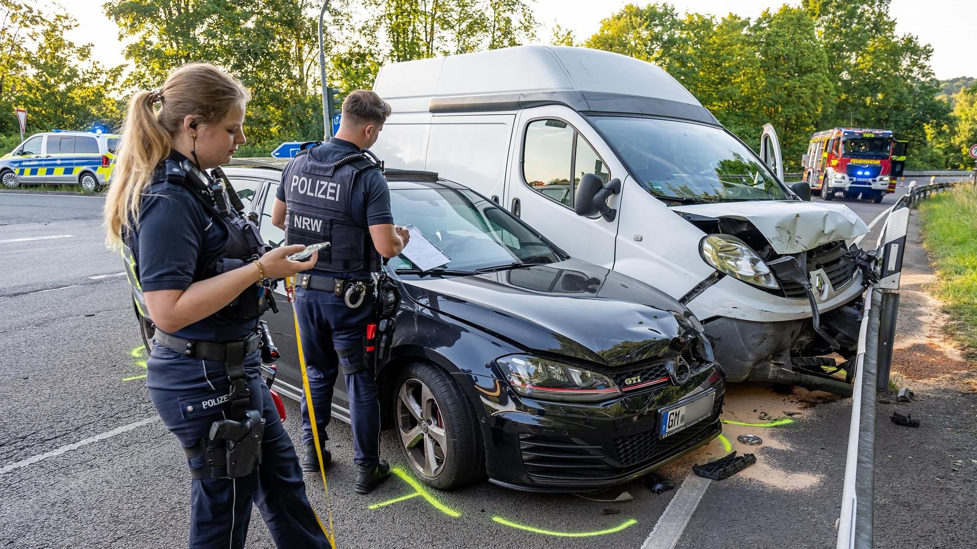 Zwei beschädigte Autos sind zu sehen.