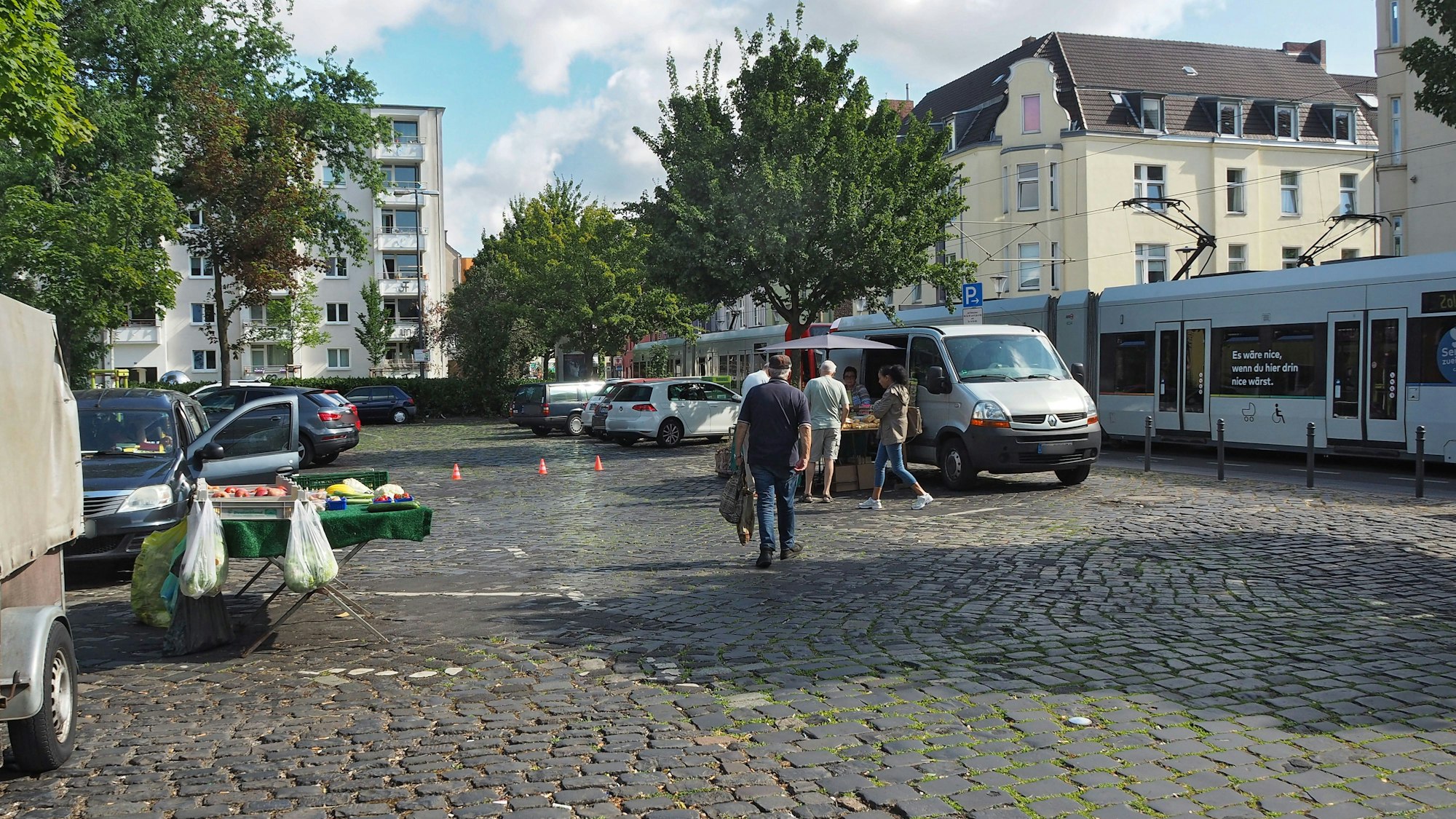 Blick auf den recht dürftigen Zollstocker Wochenmarkt