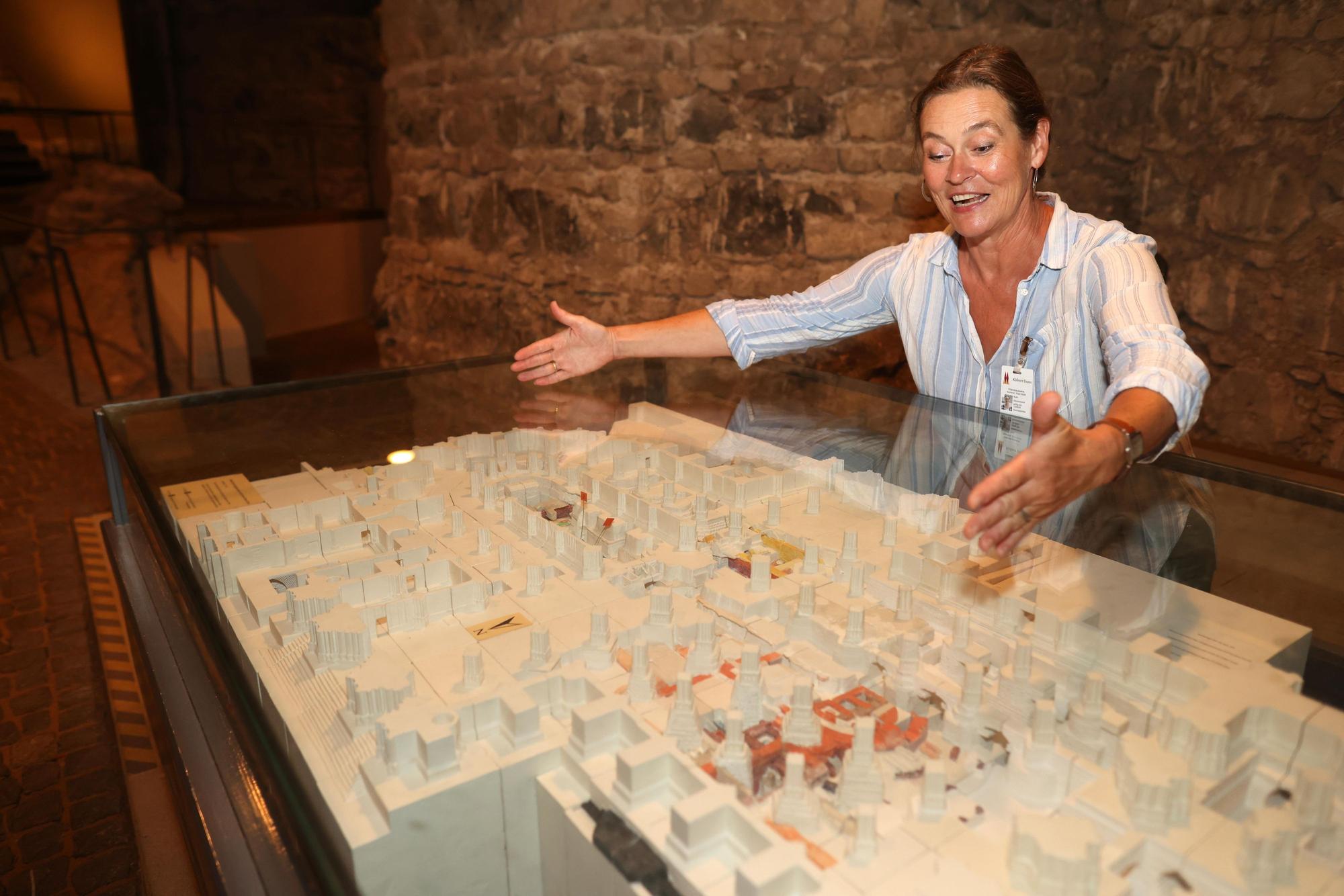 Archäologin Ruth Stinnesbeck zeigt am Gipsmodell die verschiedenen Vorgängerbebauungen des Doms.