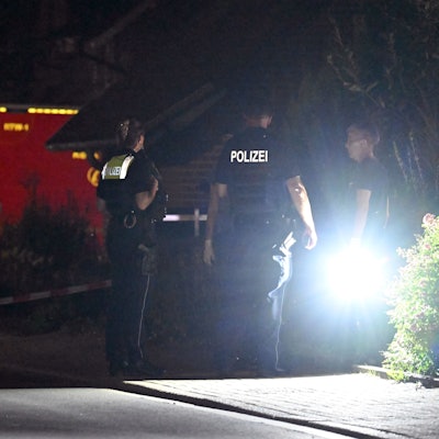 Polizisten stehen an einer Straße im Einsatz (Symbfoto).