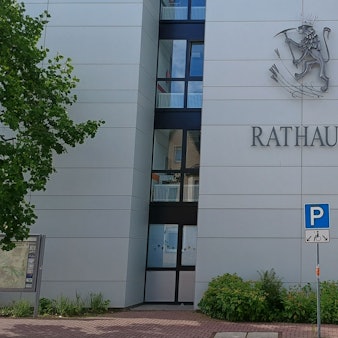 Zu sehen ist das graue Rathaus der Stadt Bergheim.