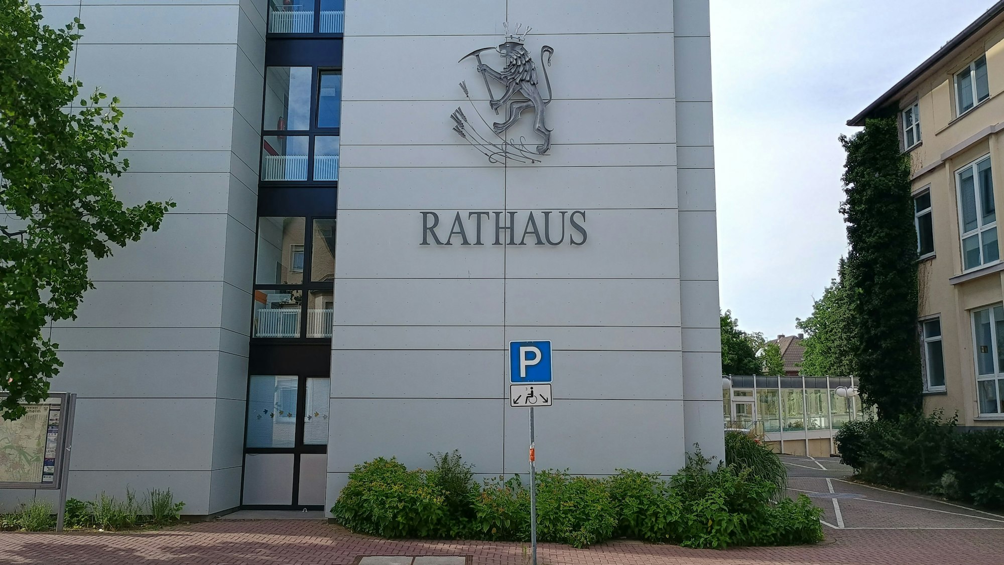 Zu sehen ist das graue Rathaus der Stadt Bergheim.