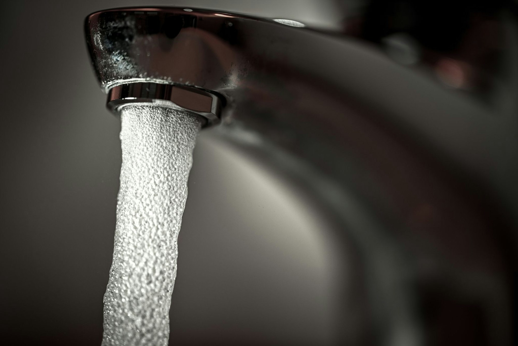 Im Stadtgebiet von Euskirchen muss Trinkwasser wegen einer Trübung abgekocht werden. (Symbolbild)