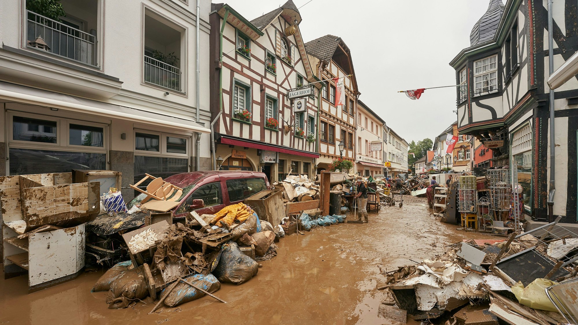 Anwohner und Ladeninhaber in Bad-Neuenahr-Ahrweiler versuchen, ihre Häuser vom Schlamm zu befreien und unbrauchbares Mobiliar nach draußen zu bringen. (Archivbild)