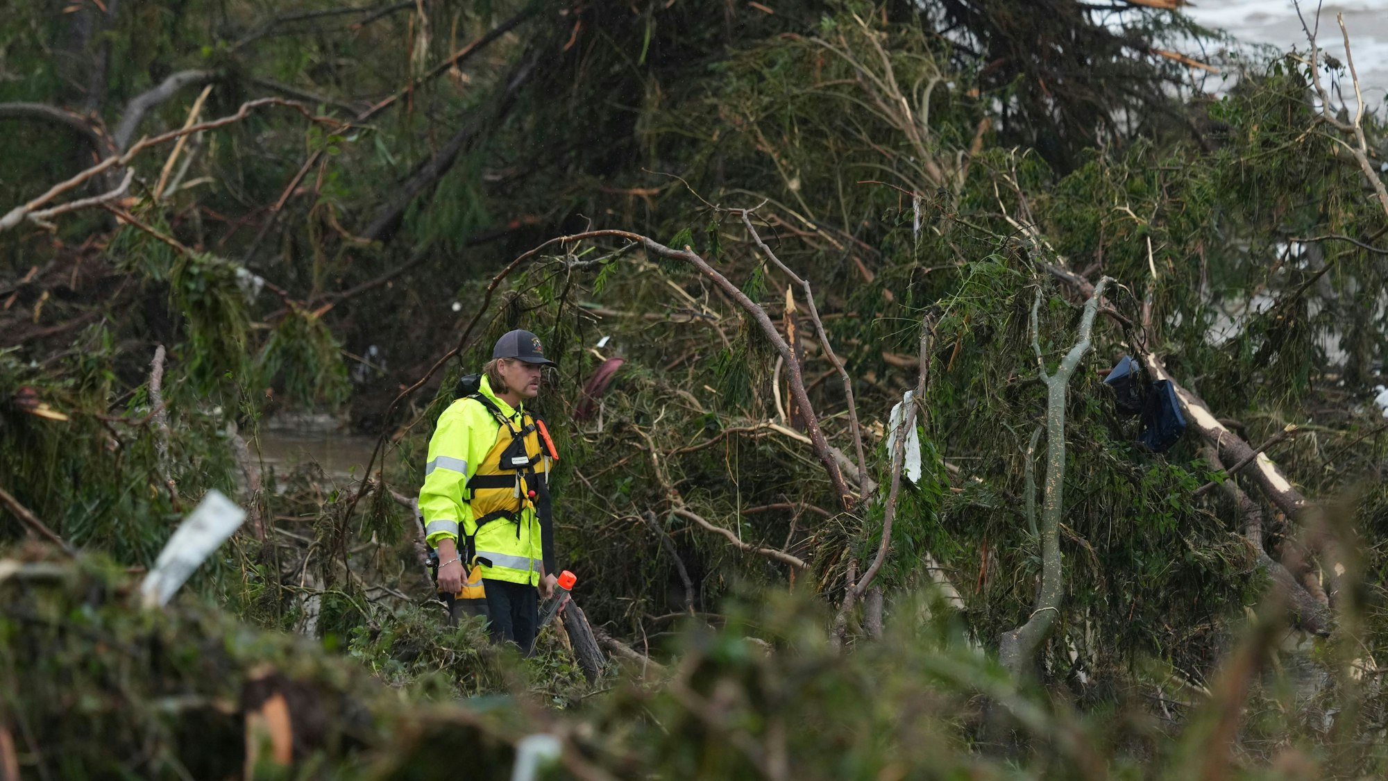 04.07.2025, USA, Kerrville: Ein Ersthelfer durchsucht in Kerrville, Texas, ein Gebiet entlang des Guadalupe River, das von einer Sturzflut betroffen war. Foto: Eric Gay/AP/dpa +++ dpa-Bildfunk +++