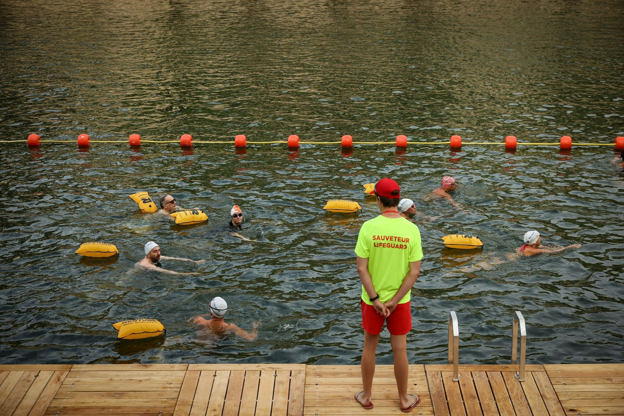 Für die Schwimmerinnen und Schwimmer in der Seine gibt es Umkleiden, Strandstühle und eine Badeaufsicht.