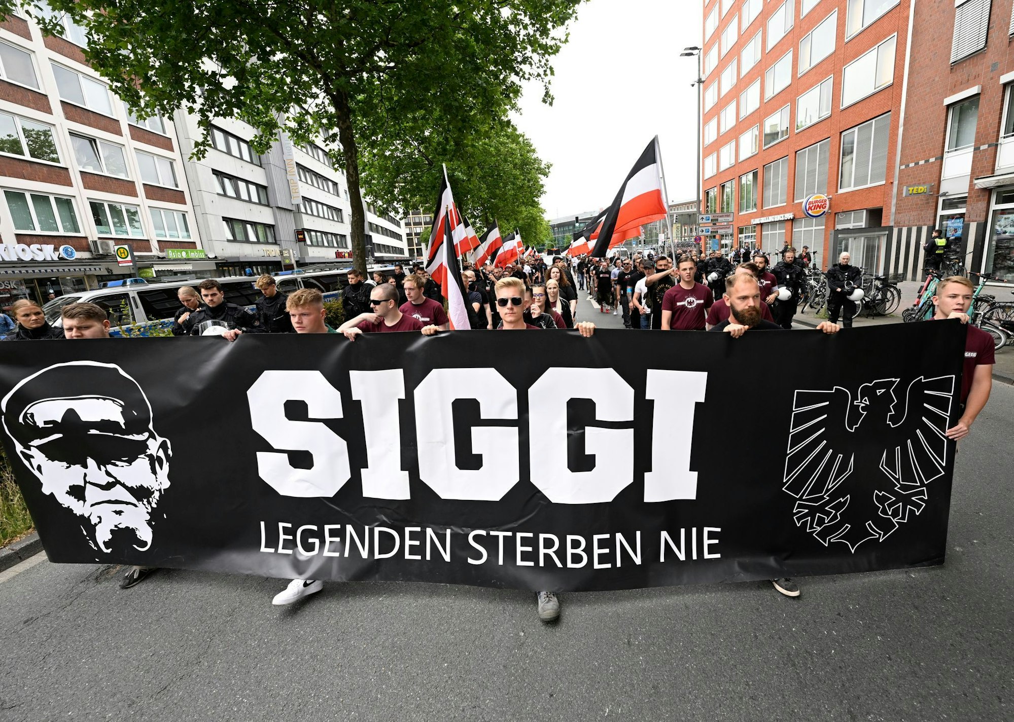 Rechte Demonstranten protestierten dafür, dass ein bundesweit bekannter Rechtsextremist in Dortmund eine Grabstätte bekommt.